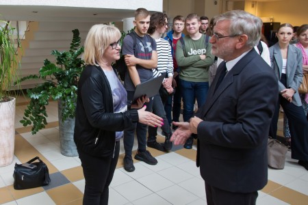 wręczenie certyfikatu. Kliknij, aby powiększyć zdjęcie.